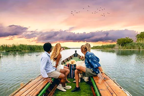 Recreación ilustrativa: El Saler y l’Albufera: excursión guiada con paseo en barca