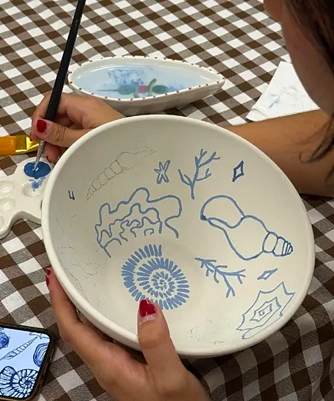 Recreación ilustrativa: Pinta una pieza de cerámica con bebida incluida en Ruzafa