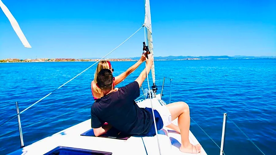 Recreación ilustrativa: Navega en velero privado por la costa de València