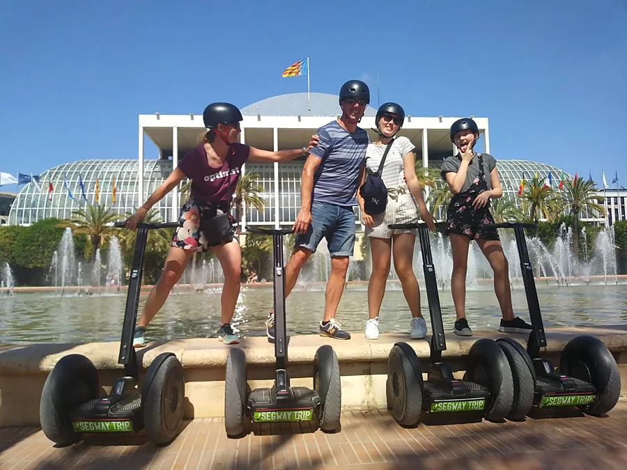 Recreación ilustrativa: Jardines del Turia y Torres de Serranos en Segway