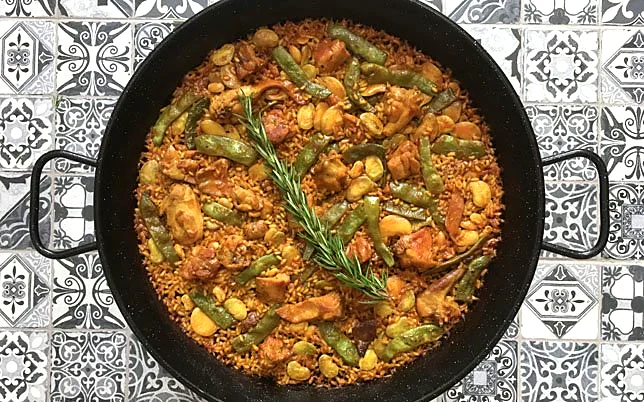 Recreación ilustrativa: Taller de paella valenciana con compra en el mercado de Ruzafa
