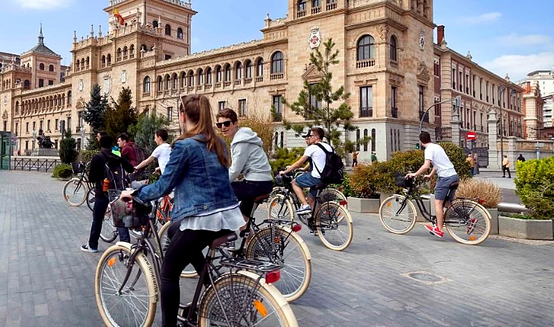 Recreación ilustrativa: Valladolid a golpe de pedal: ruta guiada en bicicleta