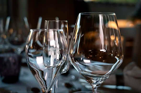 Recreación ilustrativa: Cata de vinos a ciegas con comida o cena maridada