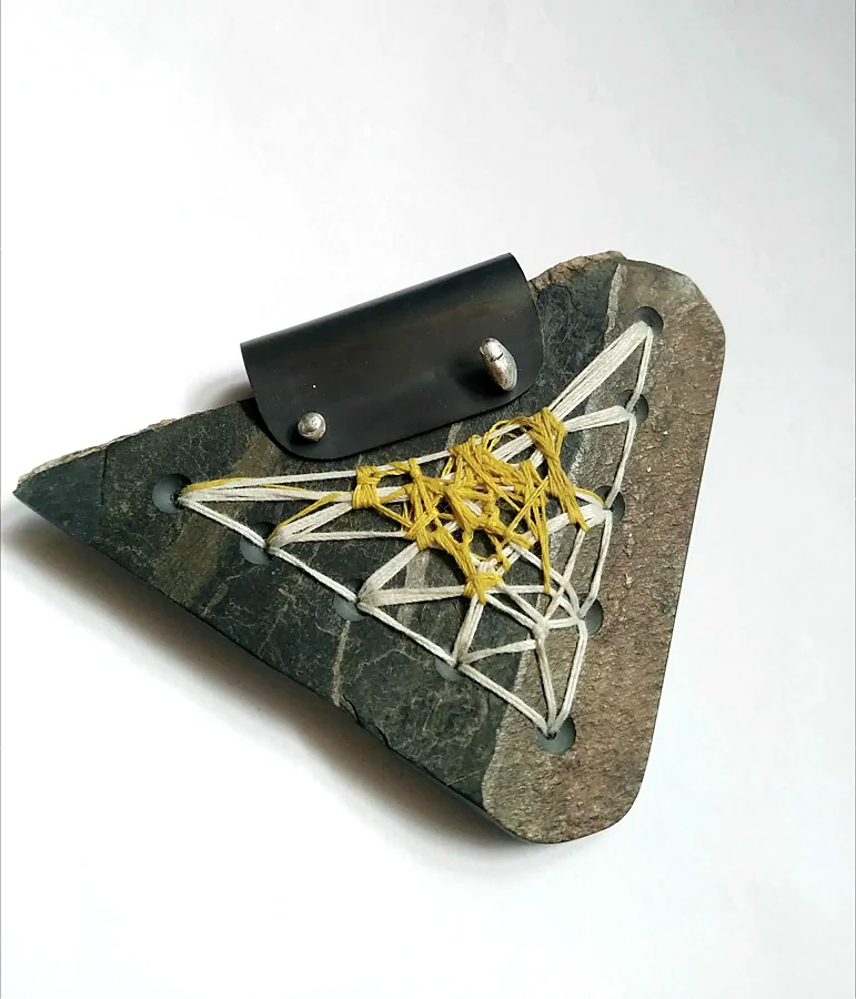 Recreación ilustrativa: Joyería artesanal: une piezas con remaches