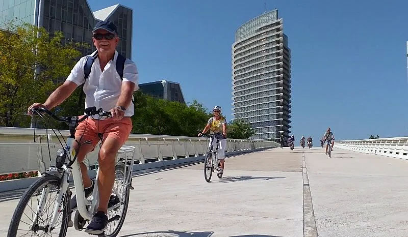 Recreación ilustrativa: Zaragoza en bicicleta: parque, casco histórico y riberas del Ebro