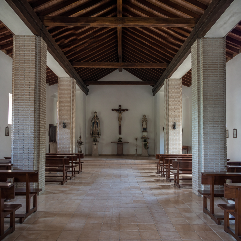 Interior de tres naves de la Ermita del Calvario en Fernán Núñez