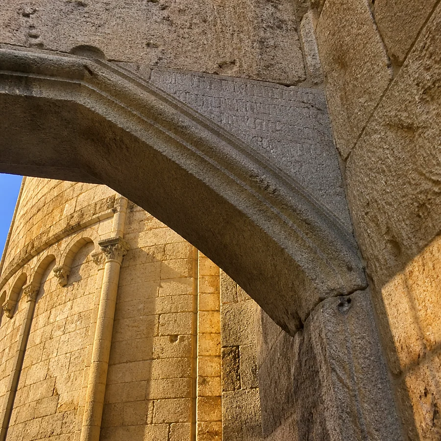 Recreación ilustrativa: Dintel gótico con la inscripción Domus Canonicalis en los Jardins de la Francesa