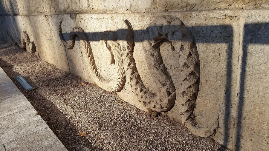 Muro de Rafael Masó en la entrada del Cementiri Municipal de Girona