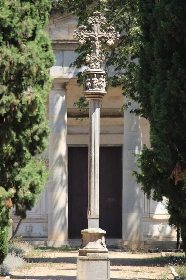 Capilla neoclásica y cruz de término en el Cementiri Municipal de Girona
