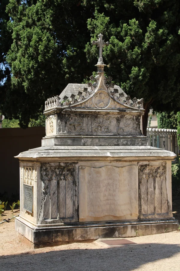 Panteón neogótico Bosch-Barrau-Figuerola en el Cementiri Municipal de Girona
