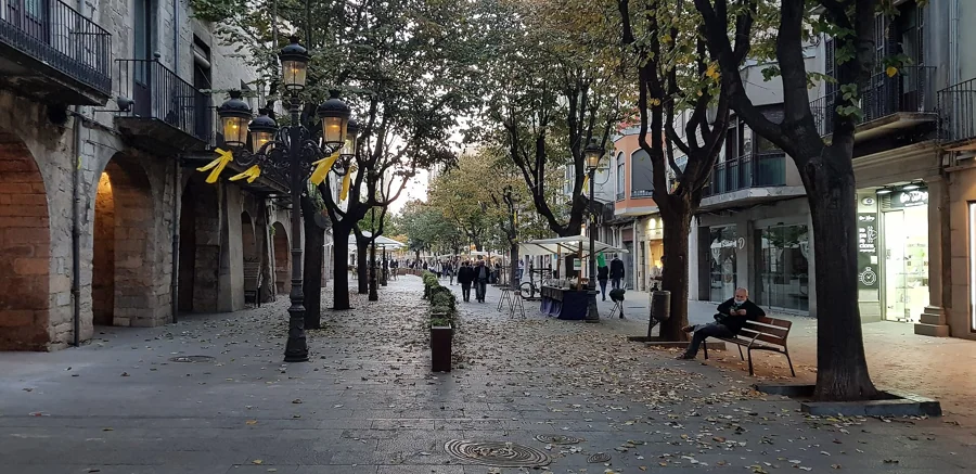 Inicio de la Rambla de la Llibertat de Girona junto al río Onyar