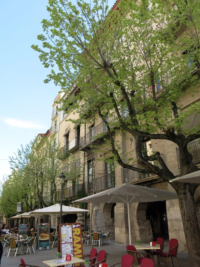 Paseo junto al Onyar en la Rambla de la Llibertat de Girona