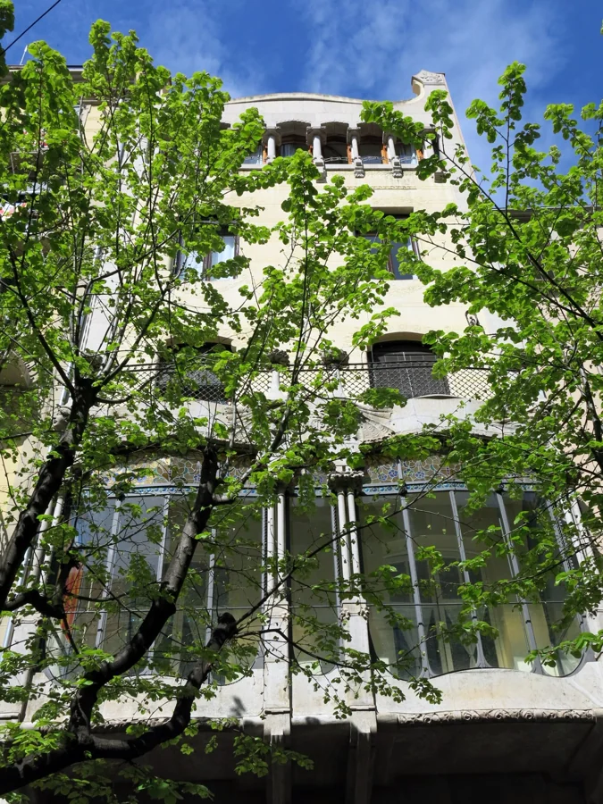 Fachada modernista de la Casa Norat en la Rambla de Girona