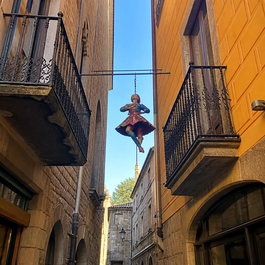 Recreación ilustrativa: Tarlà de Girona colgado entre balcones del Carrer de l'Argenteria