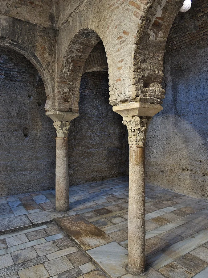 Columnas y capiteles reutilizados en la sala templada de El Bañuelo