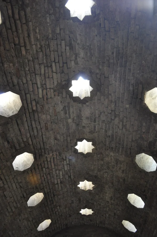 Tragaluces estrellados en las bóvedas de El Bañuelo, Granada