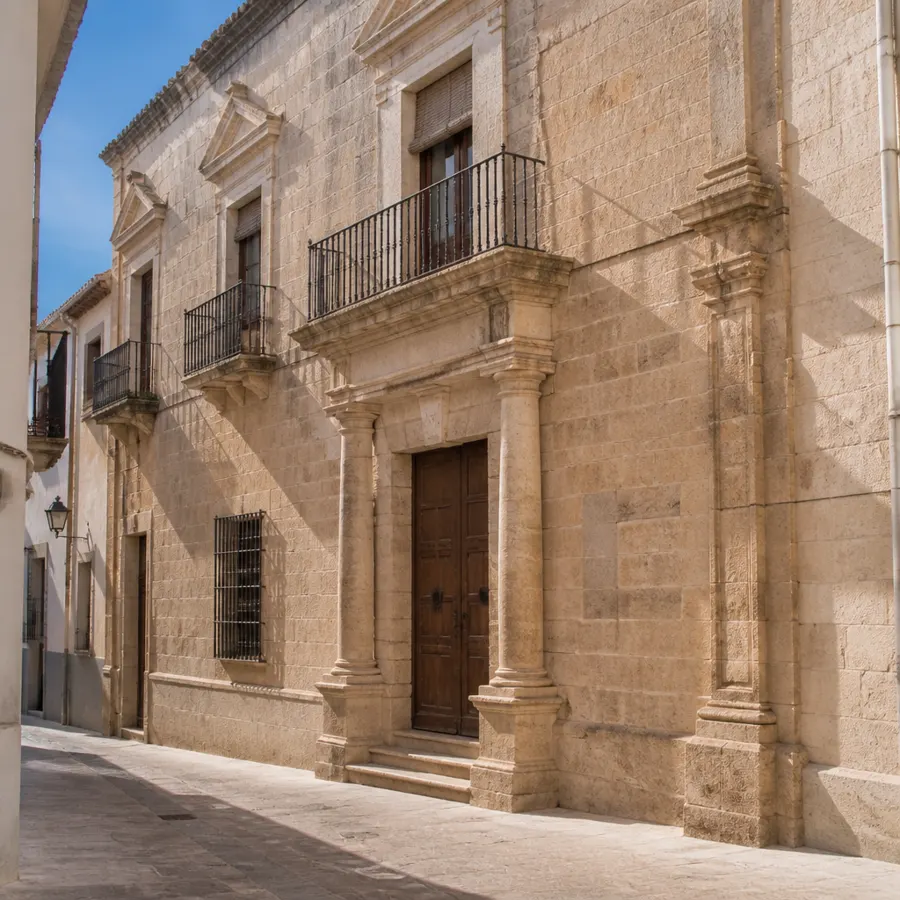 Recreación ilustrativa: Casa de las Columnas de Iznájar: audioguía de una fachada con historia