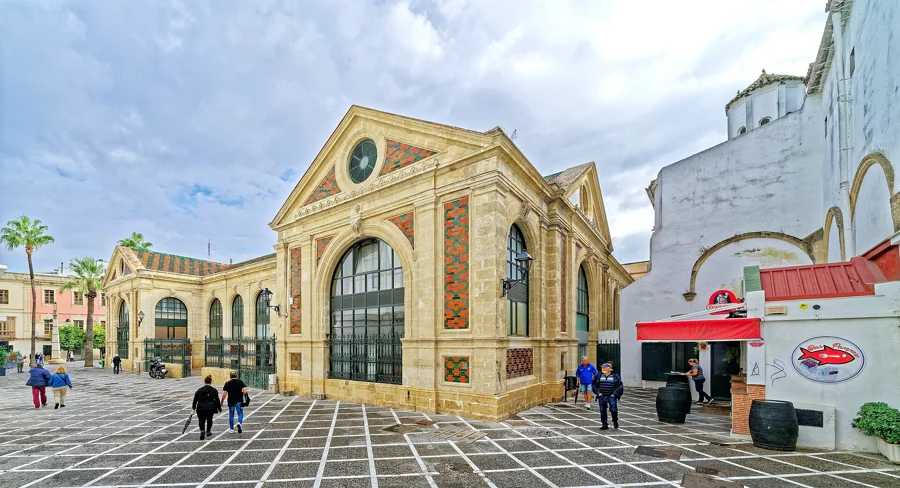 Entrada del Mercado de Abastos de Jerez con naranjos y rejas de hierro