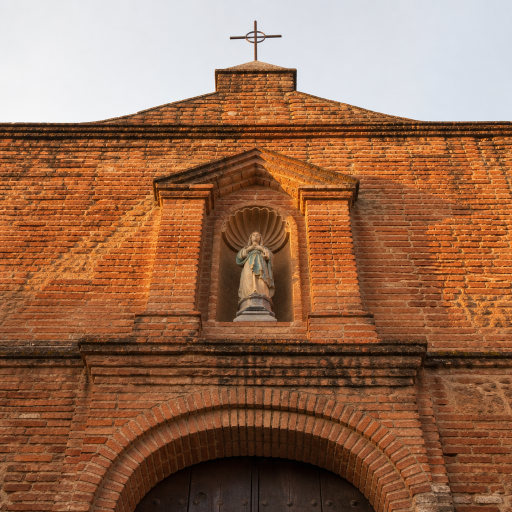 Portada de ladrillo y hornacina de la Inmaculada en la Casa Capilla de La Victoria