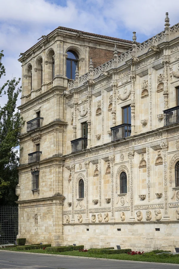 Portada principal y torre de San Marcos León con la cruz de la Orden de Santiago