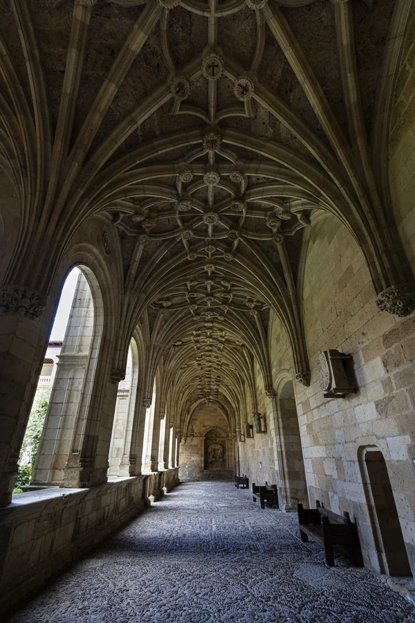 Antigua sacristía de San Marcos León con el sepulcro del obispo orante