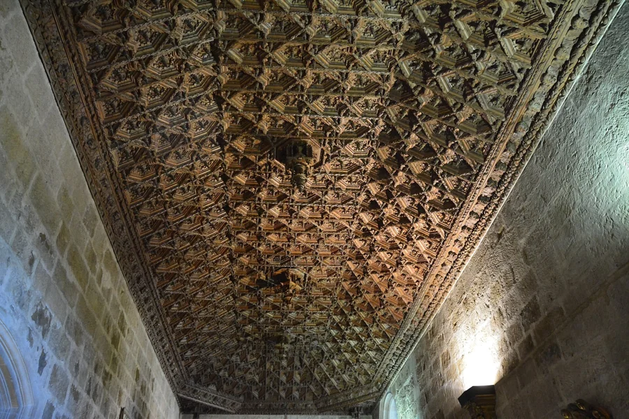 Monolito memorial a las víctimas en San Marcos León