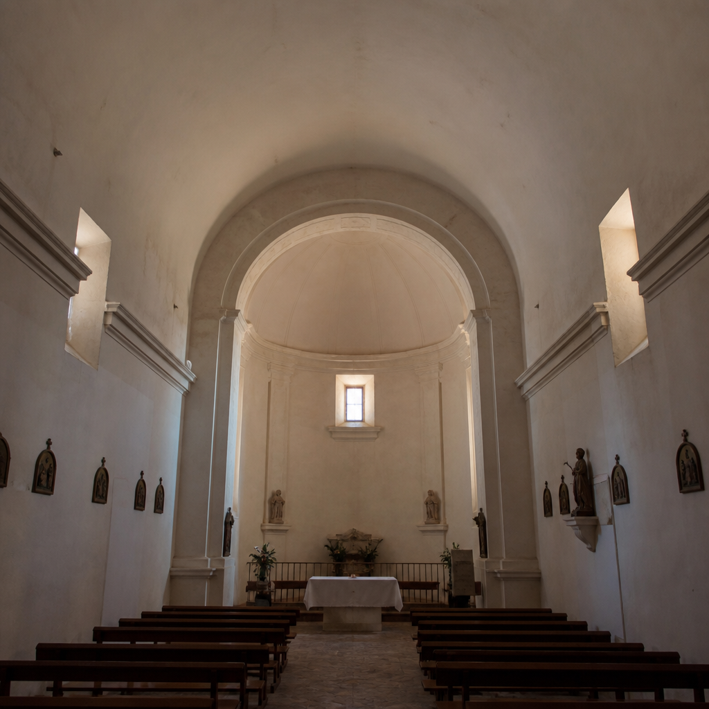 Interior de la Ermita de Nuestra Señora del Rosario de Luque con bóveda y media naranja