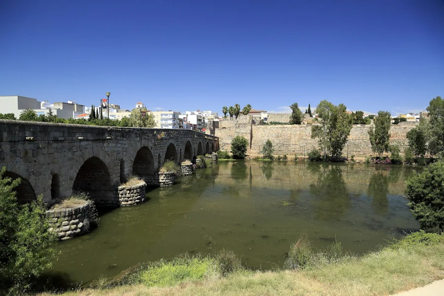 Alcazaba de Mérida, patio del alcazarejo con restos de la calzada romana