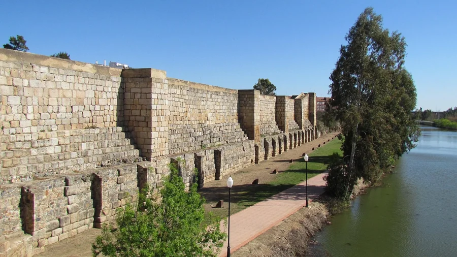 Muros del alcazarejo de la Alcazaba árabe de Mérida, historia de sus rebeliones
