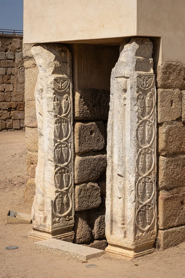 Entrada de la Alcazaba de Mérida con arco de herradura y torreones