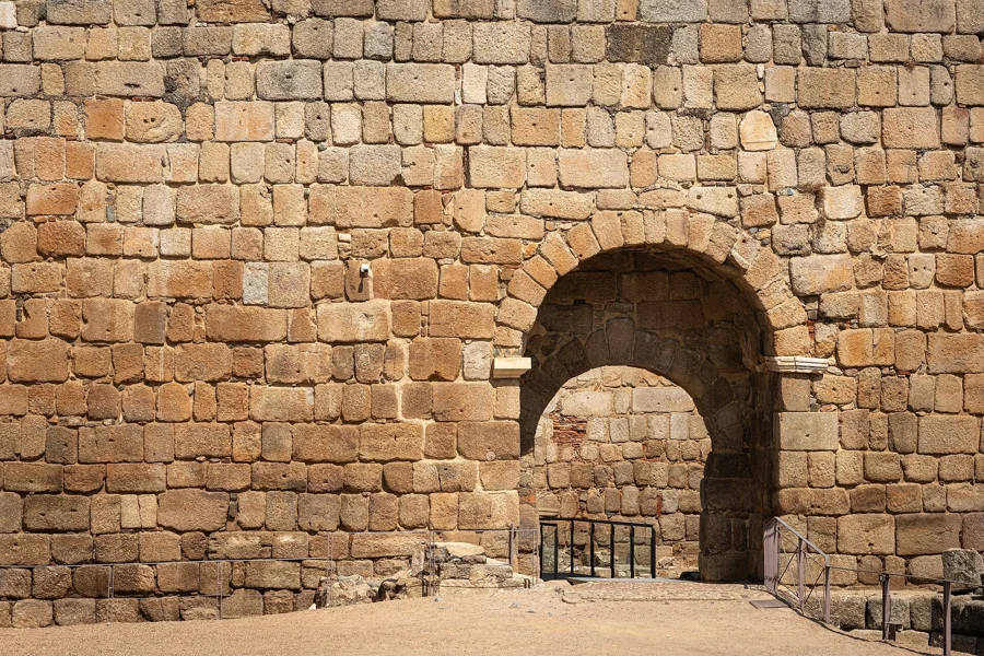 Muralla emiral de la Alcazaba de Mérida con sillares reaprovechados