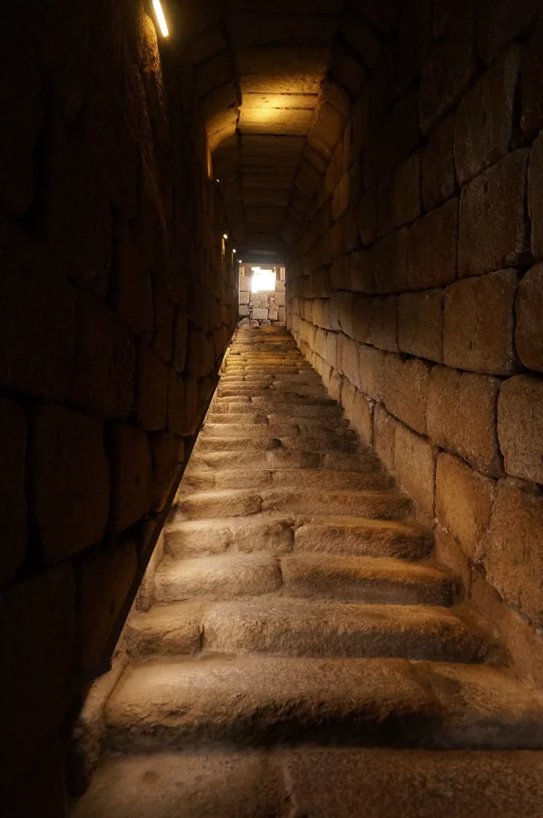 Aljibe de la Alcazaba de Mérida con escalera de bajada al agua