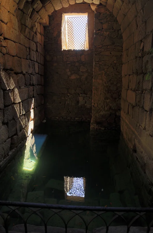 Huella de la mezquita e iglesia sobre el aljibe de la Alcazaba de Mérida