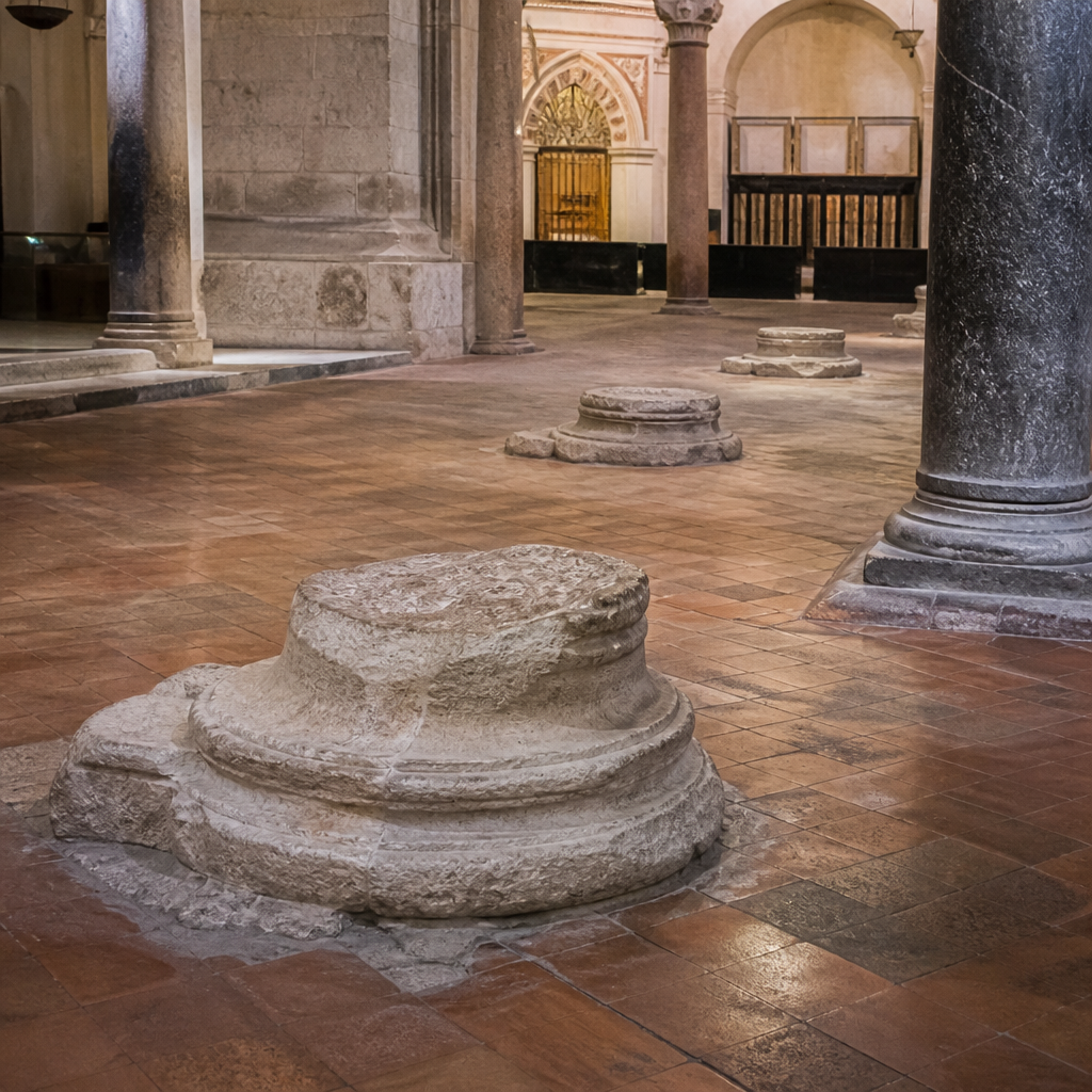 Basas de columnas de la mezquita fundacional de Córdoba visibles tras rebajar el suelo
