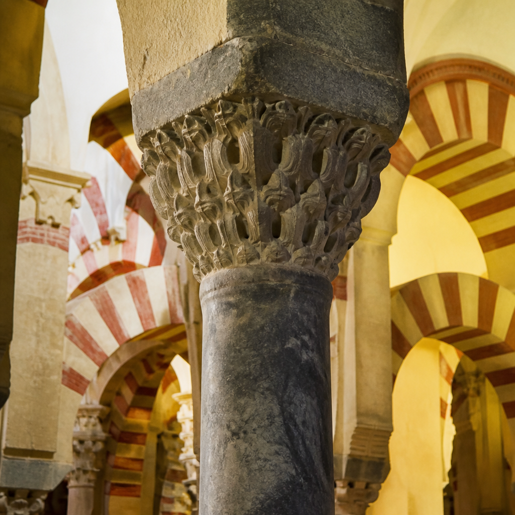 Columna sin basa y capitel tallado en la ampliación de Abderramán II de la Mezquita de Córdoba