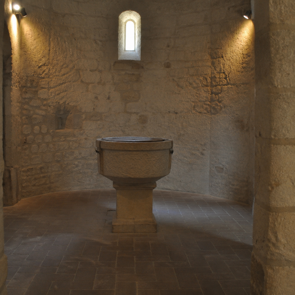 La pila bautismal en la Capilla del Bautismo de la parroquia.