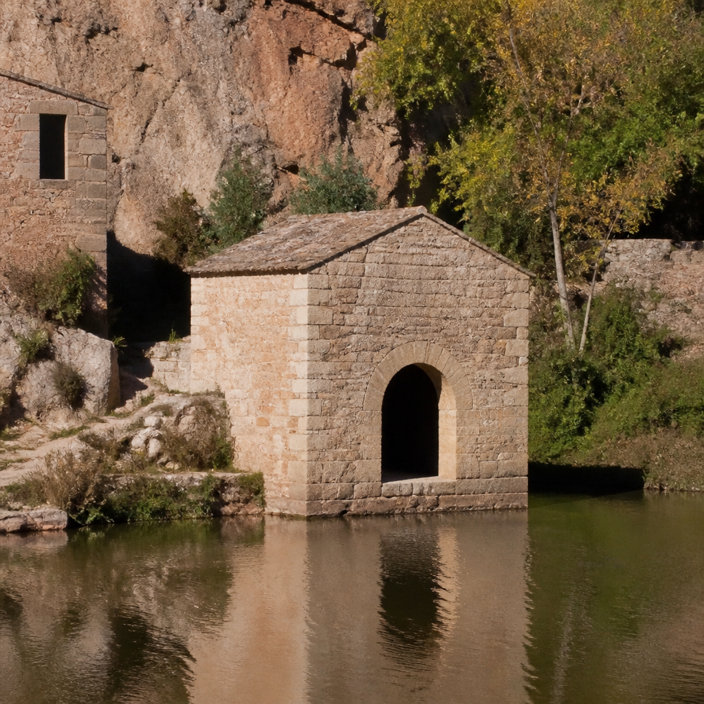 El arco de entrada del cuerpo pequeño del molino, visto desde fuera.
