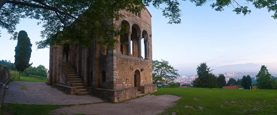Fachada de tres arcos de Santa María del Naranco en el prerrománico del Naranco