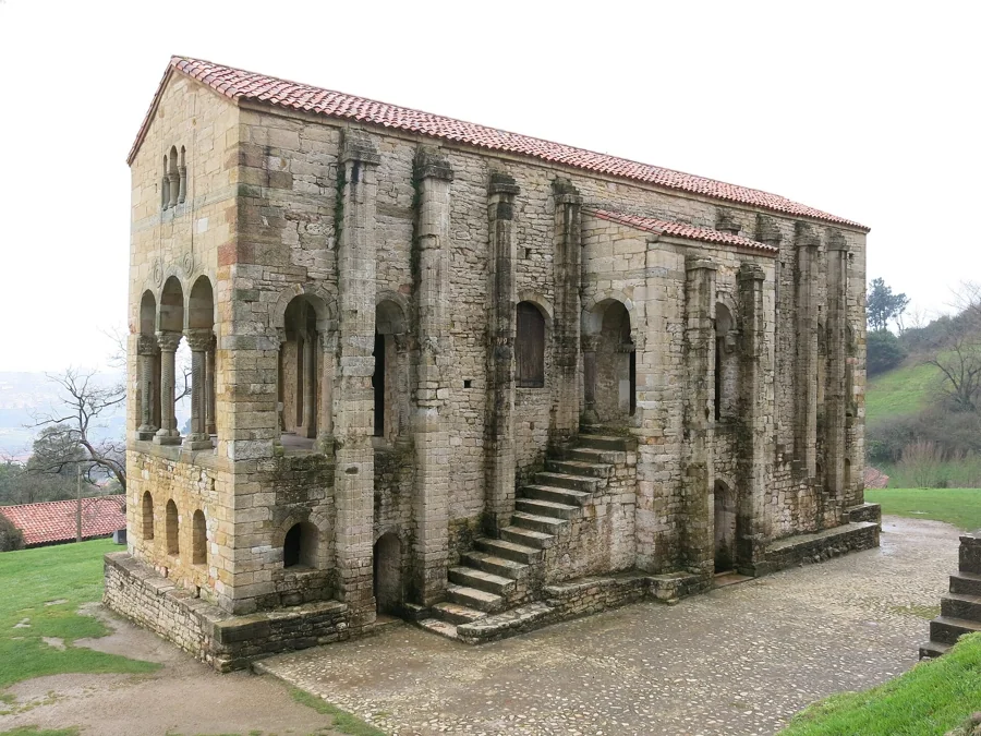 Bóveda y arcos fajones del interior de Santa María del Naranco