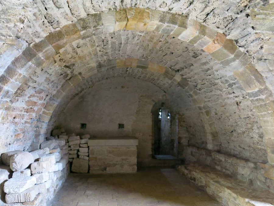 Losa del vestíbulo norte de Santa María del Naranco, en Oviedo
