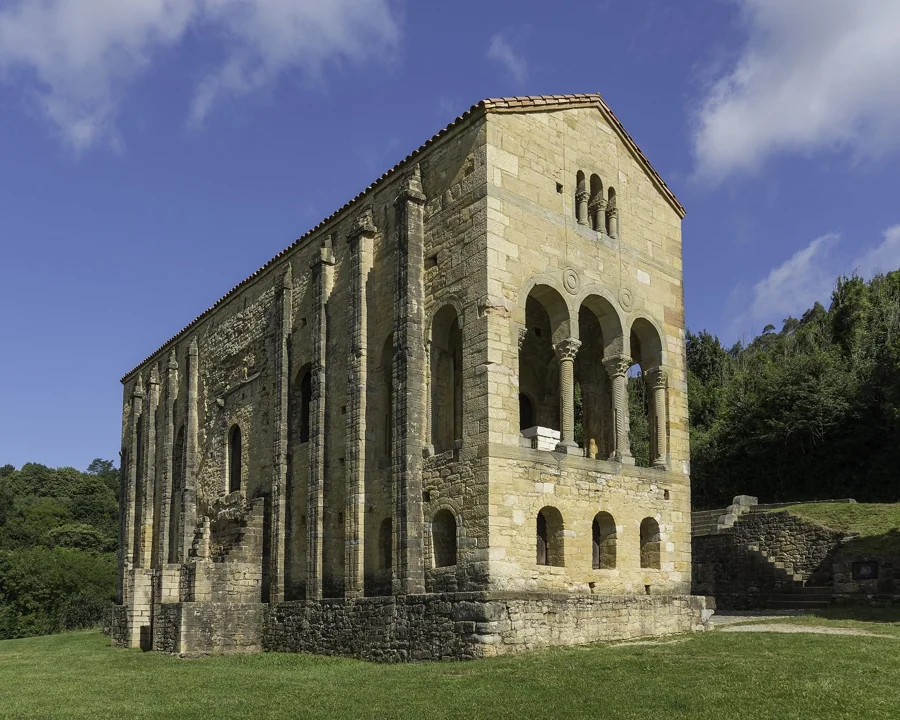 Conjunto prerrománico del Naranco: Santa María del Naranco y San Miguel de Lillo