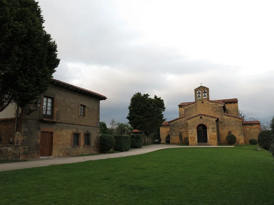 Iglesia de San Julián de los Prados (Santullano)