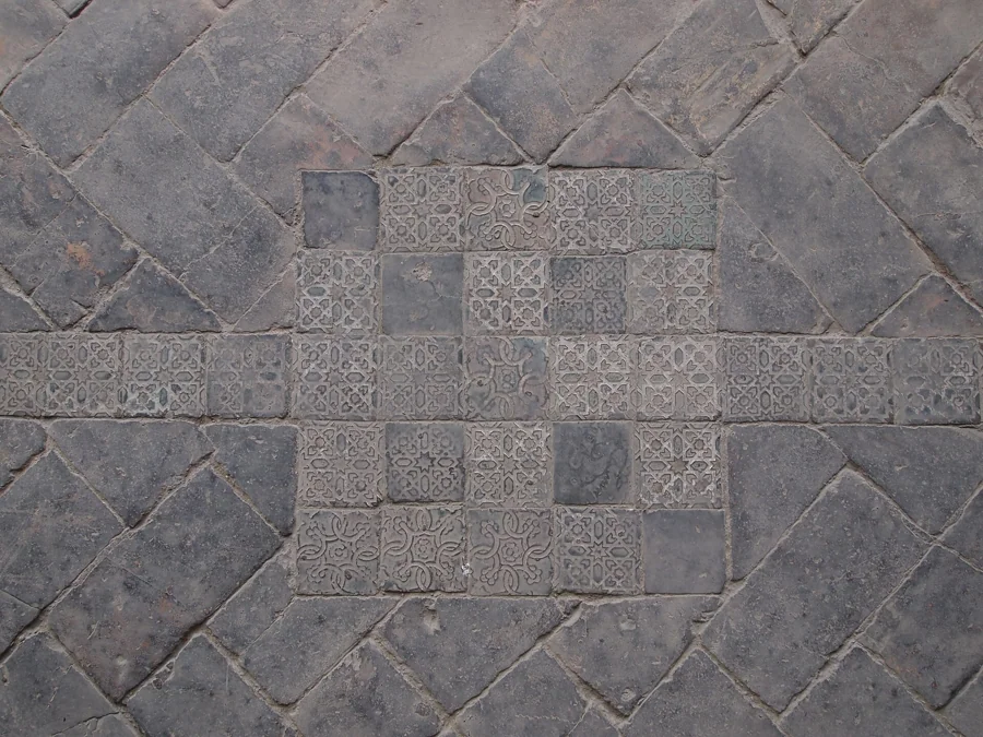 Claustro gótico de Pamplona con sus galerías y losas funerarias