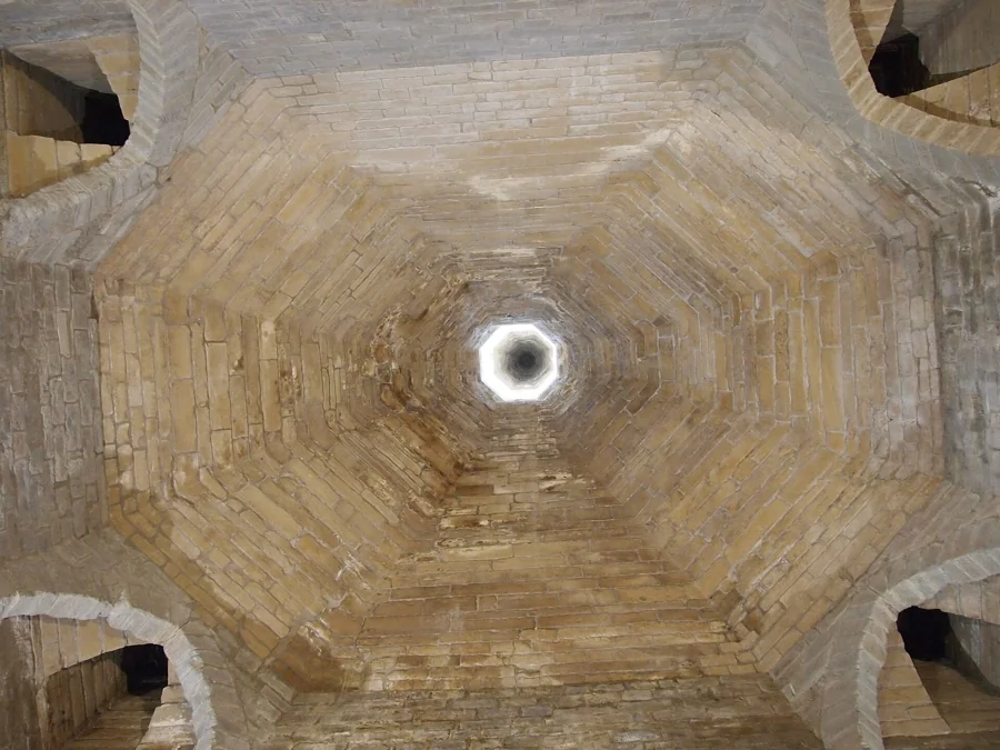 Cocina medieval de la Catedral de Pamplona con su chimenea de 27 metros