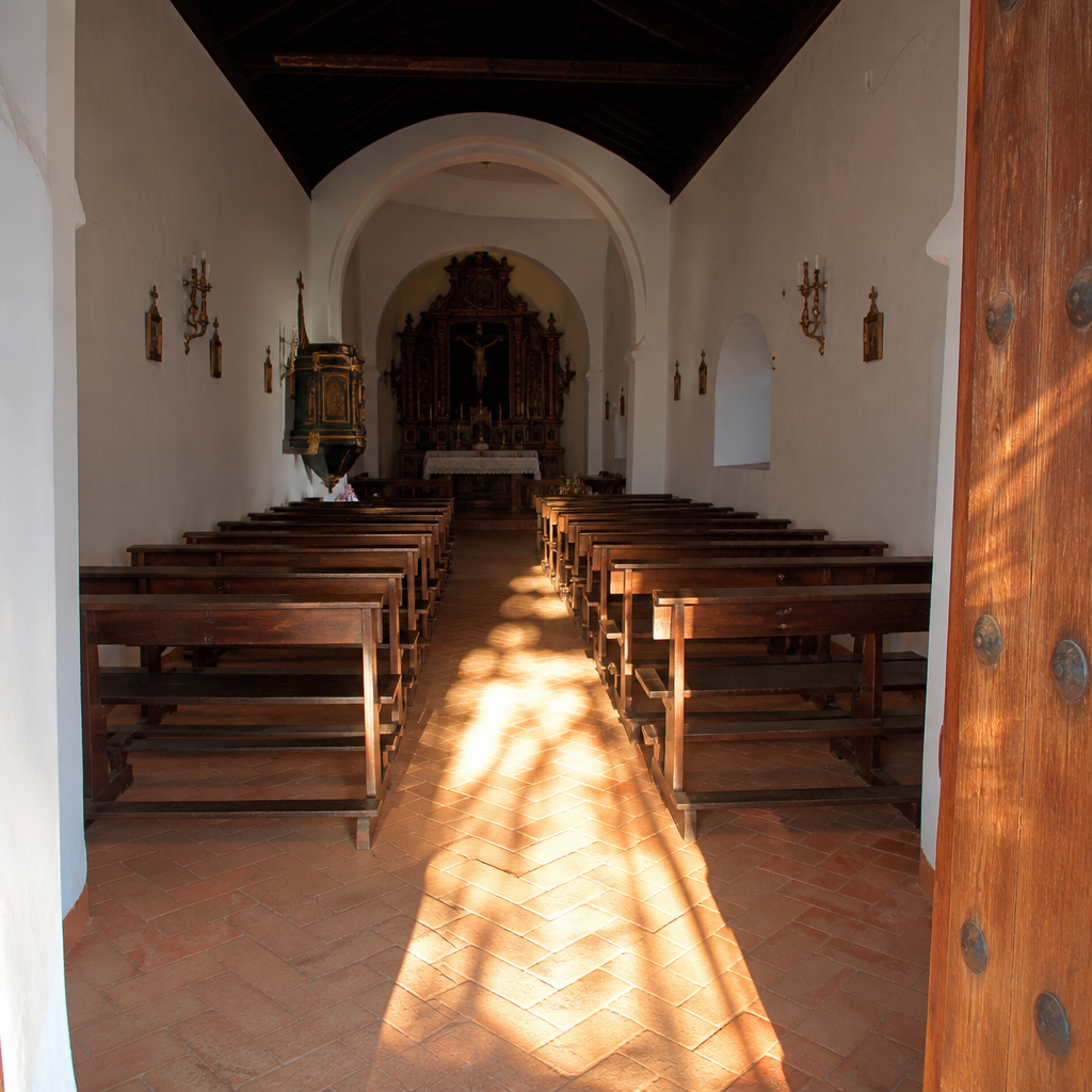 Bancos de madera de las Siete Villas en la Ermita de Nuestra Señora de Piedrasantas