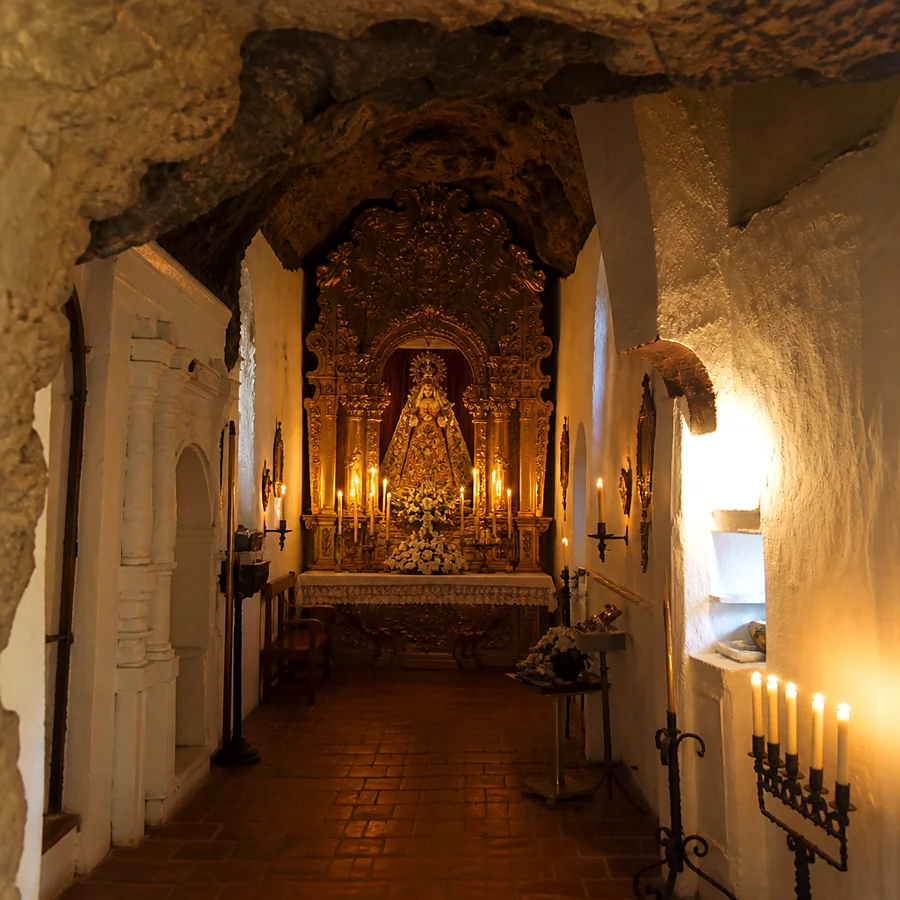 Recreación ilustrativa: Capilla barroca y Virgen de la Cabeza en la ermita rupestre de Ronda