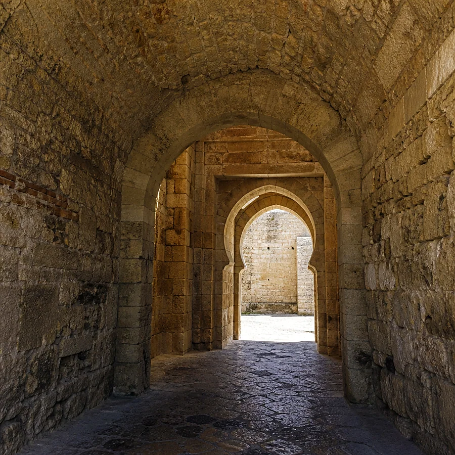 Recreación ilustrativa: Paso abovedado de la Puerta de Sevilla de Carmona con arcos romanos y almohades