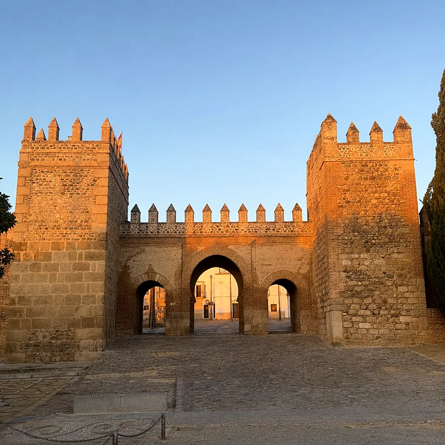 Recreación ilustrativa: Puerta de Córdoba, extremo oriental del eje romano de Carmona