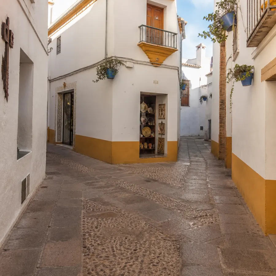 Recreación ilustrativa: Cruce de la calle Deanes en la Judería de Córdoba con callejas estrechas