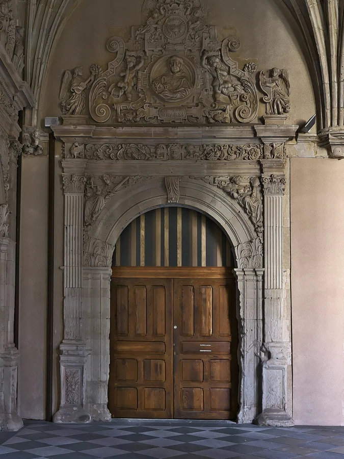 Nueve arcos y cinco rostros · Convento de San Esteban